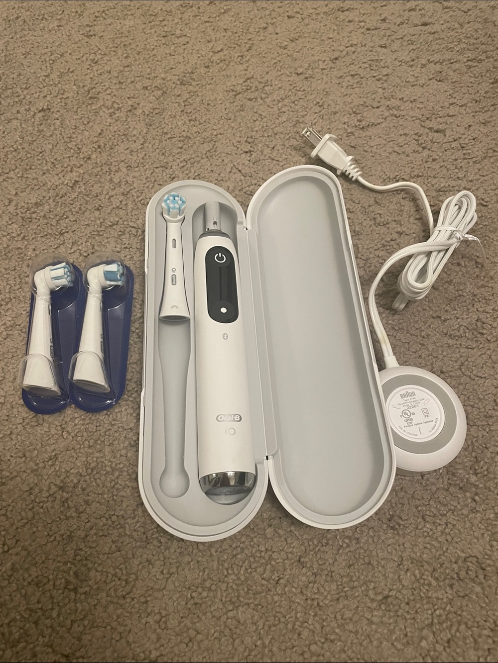 Oral-b iO Series 5 Electric toothbrush with two heads